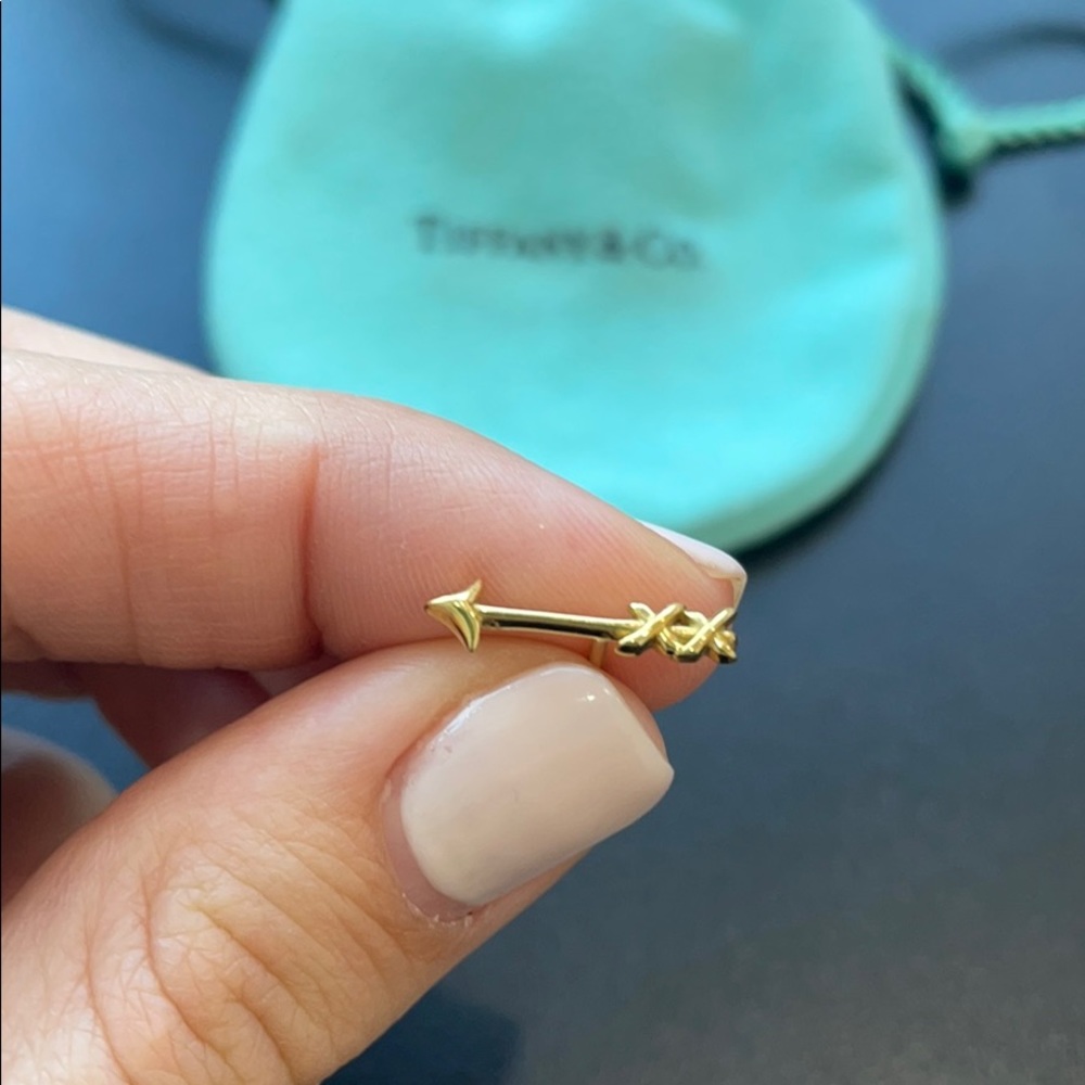 Tiffany’s and co 18 k arrow stud earring
